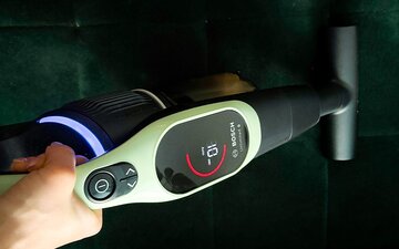 Ekran LED w&nbsp;odkurzaczu Bosch Unlimited 9&nbsp;BCS931TQC podczas odkurzania kanapy
