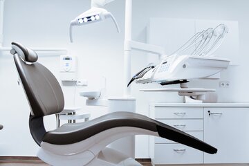 Leczenie paradontozy powinno być więc przeprowadzone nie&nbsp;tylko dla&nbsp;efekt&oacute;w estetycznych uśmiechu, zachowania funkcjonalności zęb&oacute;w i&nbsp;dziąseł, ale&nbsp;także dla&nbsp;funkcjonowania całego organizmu