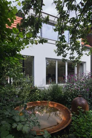 Remont domu kostki z lat 50. XX wieku, projekt Mimosa Architects 