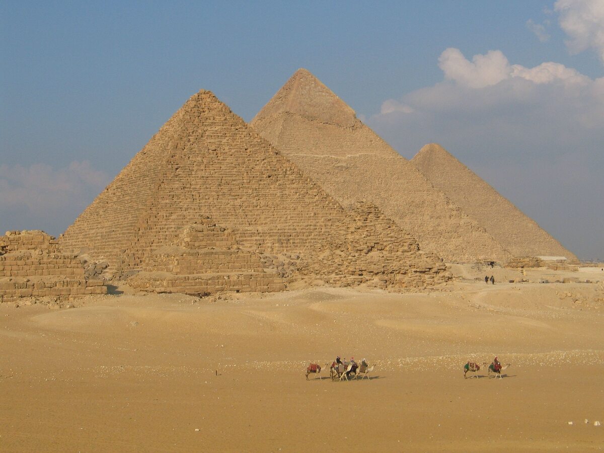 Piramidy w Gizie (fot. epicdash.com)