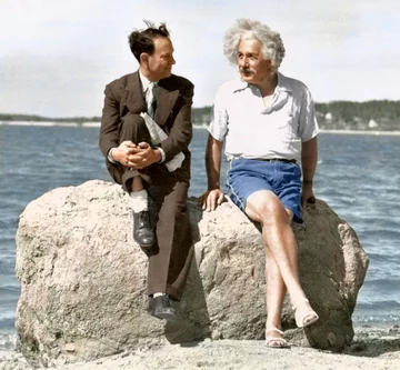 Albert Einstein na plaży na Long Island w 1939 roku (fot. epicdash.com)