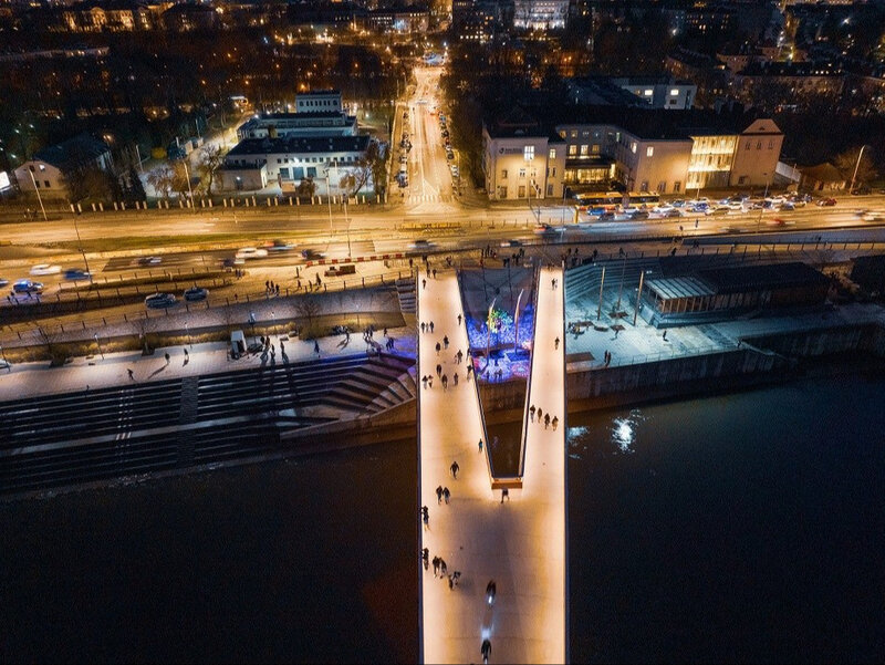 Most pieszo-rowerowy nocą, widok na&nbsp;lewy brzeg Wisły