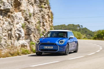 MINI Cooper SE w linii stylistycznej Favoured 