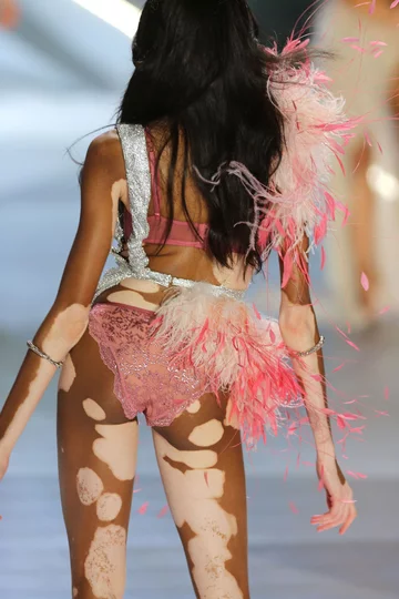 Winnie Harlow na pokazie Victoria's Secret 