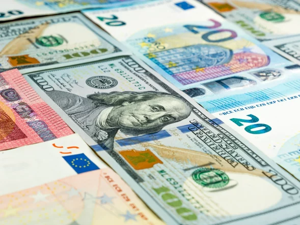 Miniatura: Złoty traci formę. Funt wystrzelił, dolar...