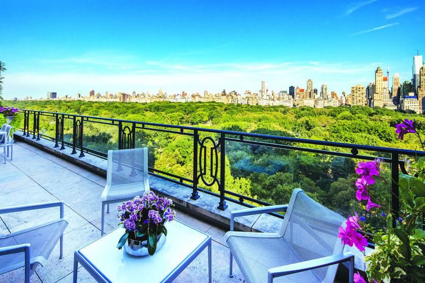 Nowojorski dom Stinga Dwupoziomowy penthouse znajduje się na 16 i 17 piętrze budynku, stojącego pod adresem 15 Central Park West, który jest powszechnie uważany za jeden z najbardziej prestiżowych w Nowym Jorku. Mieszkali w nim między innymi Denzel Washington oraz Robert De Niro.