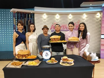 Pracownicy lokalu z wielkimi burgerami 