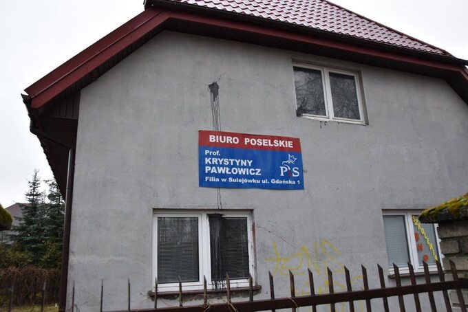 Zdewastowana elewacja budynku z biurem poselskim Krystyny Pawłowicz