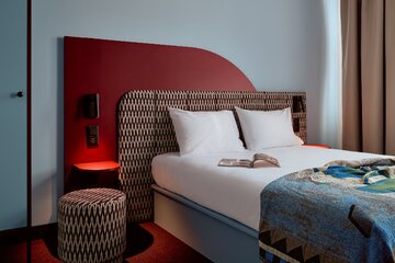 Projekt wnętrz B&B HOTEL Wrocław Old Town autorstwa AKA Studio nawiązuje do modernistycznej architektury budynku i estetyki Art Déco, reinterpretując historyczne detale we współczesny sposób 