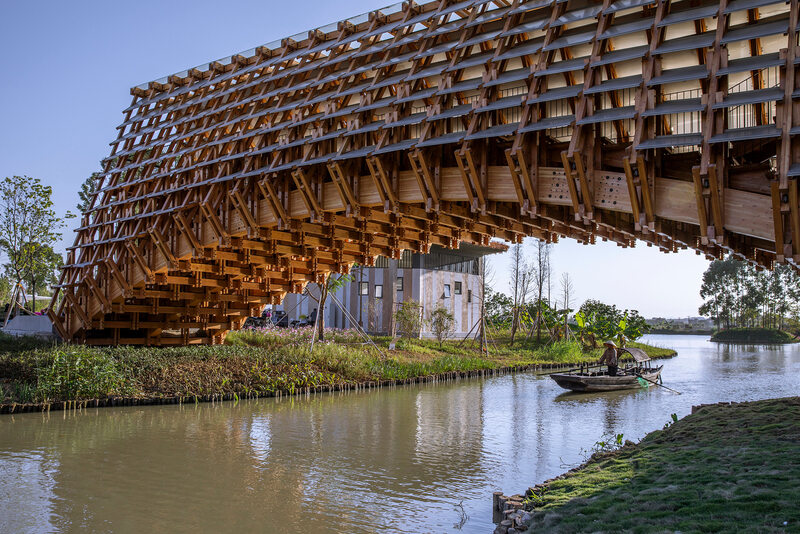 Drewniany most wygięty w łuk, projekt LUO studio