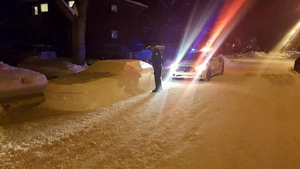 Samochód ze śniegu i interwencja policji 