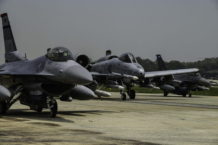 Myśliwce A-10 Thunderbolt i F-16 podczas "marszu słoni" Myśliwce A-10 Thunderbolt i F-16 podczas "marszu słoni"