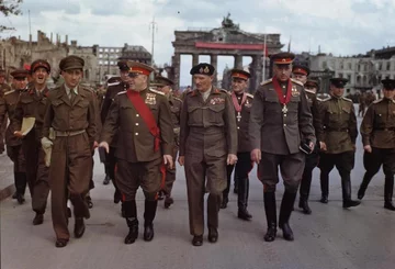 Brytyjski marszałek Montgomery między dwoma marszałkami Związku Radzieckiego: Żukowem i Rokossowskim (Berlin, przed Bramą Brandenburską, 12 lipca 1945 r.) 
