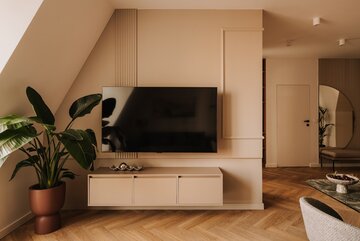 Mid-century modern w nowoczesnym wydaniu. Apartament projektu MOIE studio na Kępie Mieszczańskiej 