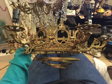 Amanda Liberty i jej żyrandol 