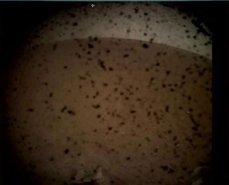 Pierwsze zdjęcie zrobione przez sondę InSight na Marsie 