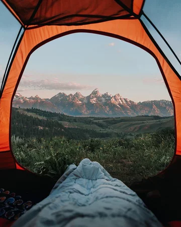 Przezroczysty namiot wpisujący się w trend „transparent camping” 