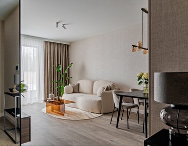 Miniatura: Niewielkie mieszkanie zachwyca spokojem i...