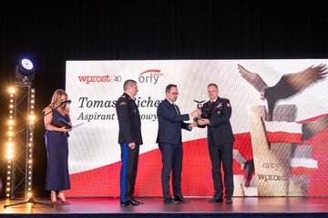 Tomasz Richert (z prawej) oraz&nbsp;wręczający nagrodę: Marcin Horała i&nbsp;Pomorski Komendant Państwowej Straży Pożarnej Piotr Socha