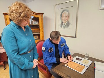 Dr Sławosz Uznański-Wiśniewski w&nbsp;Muzeum Marii Skłodowskiej-Curie