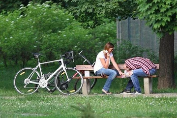 Stoppie liże gazetę. Fot. Research&Media