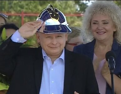 Miniatura: Kaczyński w nietypowym nakryciu głowy....