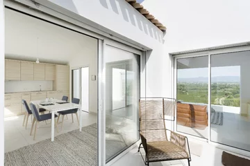 Jak się ukryć przed spojrzeniami sąsiadów? Dom na małą działkę projektu Artelabo V2com, 2524-01, mały domek, bez okien