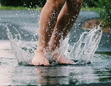 Miniatura: Ośmiolatka w stroju kąpielowym na ulicy....