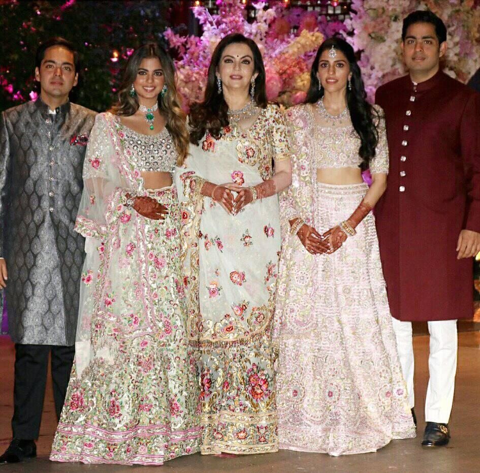 Akash Ambani i Shloka Mehta jako narzeczeństwo (po prawo) 