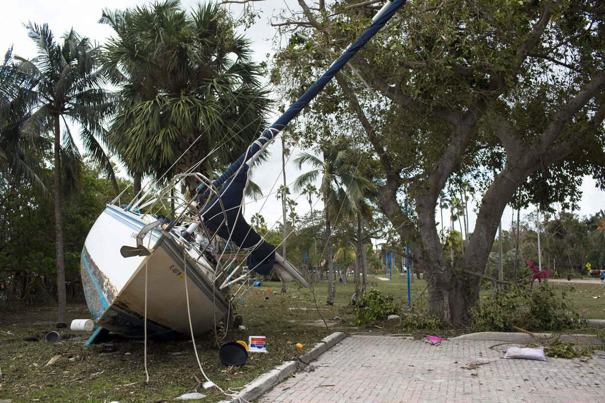 Łódź przeniesiona wgłąb lądu przez huragan Irma 