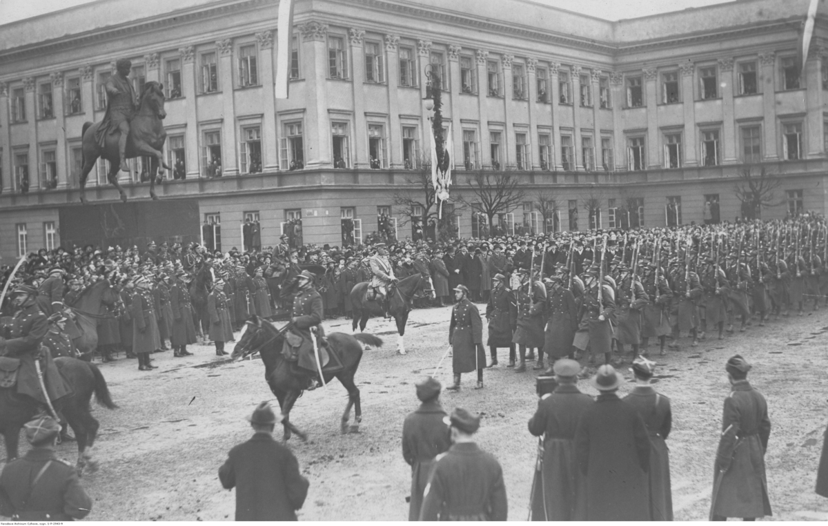 Marszałek Józef Piłsudski na Kasztance przyjmuje defiladę wojsk piechoty na placu Saskim w Warszawie Obchody Święta Niepodległości w 1926 roku