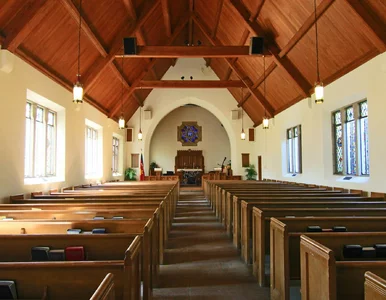 Miniatura: 52-latek wjechał w drzwi kościoła. Ranna...