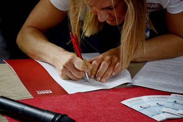 Gosia Białecka podpisuje umowę z ERGO Hestią