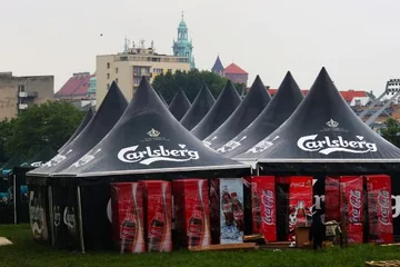 Kraków, namioty piwne przy powstającej na błoniach strefy kibica (fot. PAP/Jacek Bednarczyk)