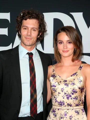 Leighton Meester i Adam Brody Aktorka znana z serialu „Plotkara” Leighton Meester poślubiła gwiazdę serialu „Życie na fali” Adama Brody'ego. Mają wspólnie trzyletnią córkę Arlo Day Brody.