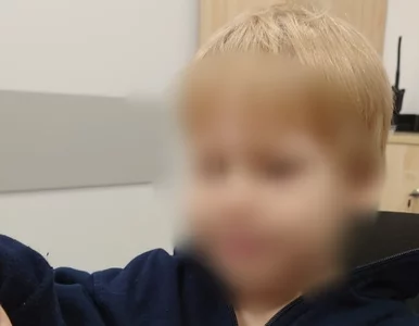 Miniatura: Dwulatek sam chodził po ulicy bez butów....