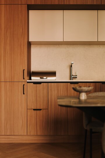 Mid-century modern w nowoczesnym wydaniu. Apartament projektu MOIE studio na Kępie Mieszczańskiej 