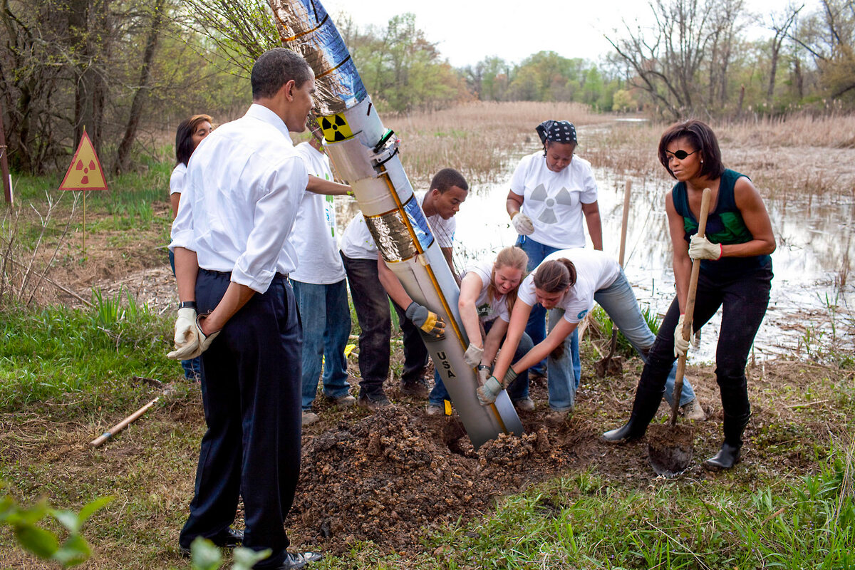 Przeróbka zdjęcia Baracka Obamy z żoną, nadzorujących sadzenie młodego drzewa 