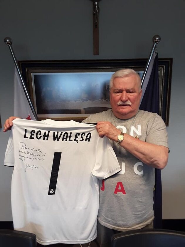 Lech Wałęsa z koszulką Realu 