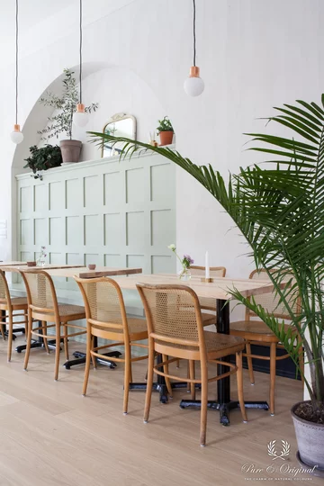 Tradycykna boazeria angielska pomalowana na pastelowy kolor stała się nowoczesną dekoracją wnętrza v2com, 798-10, Pure & Original, boazeria angielska