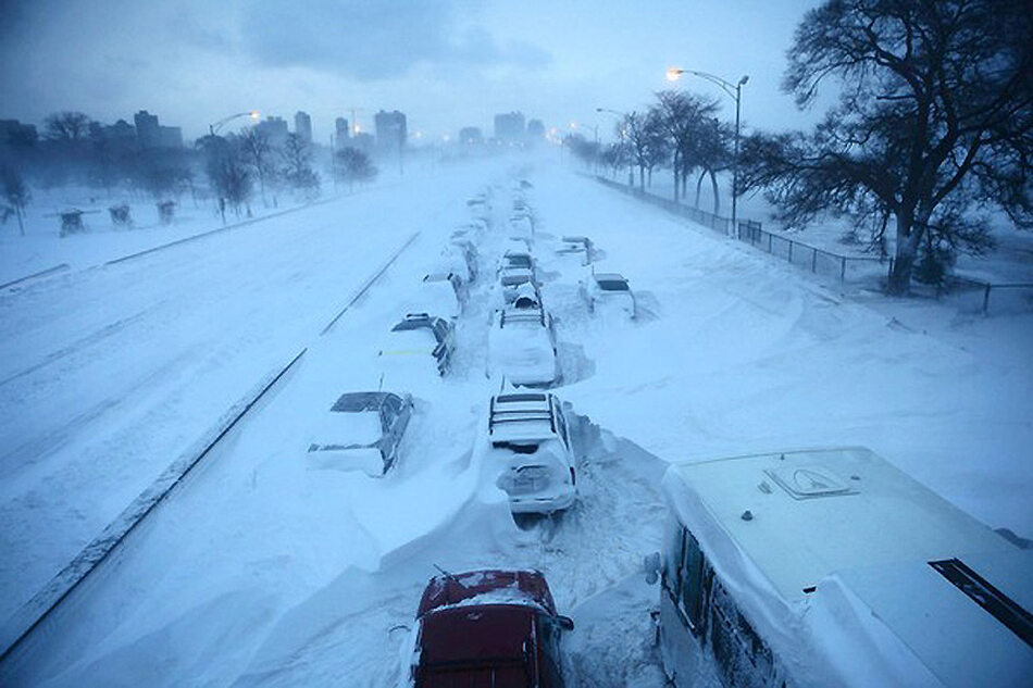 Samochody porzucone na jednej z ulic Chicago wskutek śnieżycy, która sparaliżowała miasto (fot. epicdash.com)