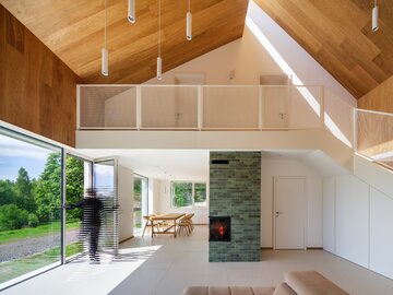 Rewitalizacja siedliska w&nbsp;G&oacute;rach Orlickich &ndash; radykalna, biała architektura NO Architects przywraca życie miejscu po&nbsp;dekadach zapomnienia
