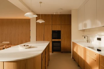 Dom na skraju lasu w Oławie zaprojektowany przez pracownię Habitat. Naturalne materiały, jasne drewno, mikrocement i światło dzienne tworzą spokojne, nowoczesne wnętrze będące przedłużeniem otaczającej przyrody 