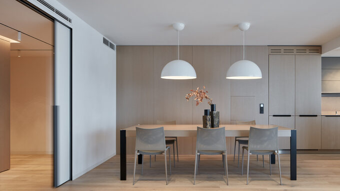 Minimalistyczny apartament z panoramicznym widokiem, projekt Barbora Léblová