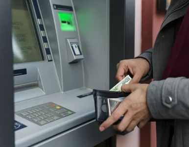 Miniatura: Polacy masowo wycofują gotówkę z banków....
