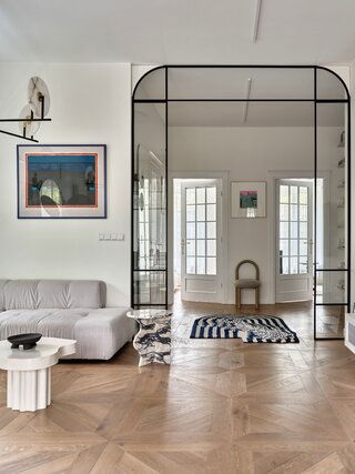 Apartament na Mokotowie zaprojektowany przez Agatę Kasprzyk-Olszewską z Loft Factory łączy codzienną funkcjonalność z francuską elegancją