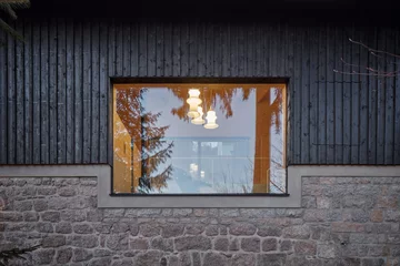 Przytulne wnętrza skryte za betonową ścianą, projekt Mjölk architekti Linka, Mjolk
