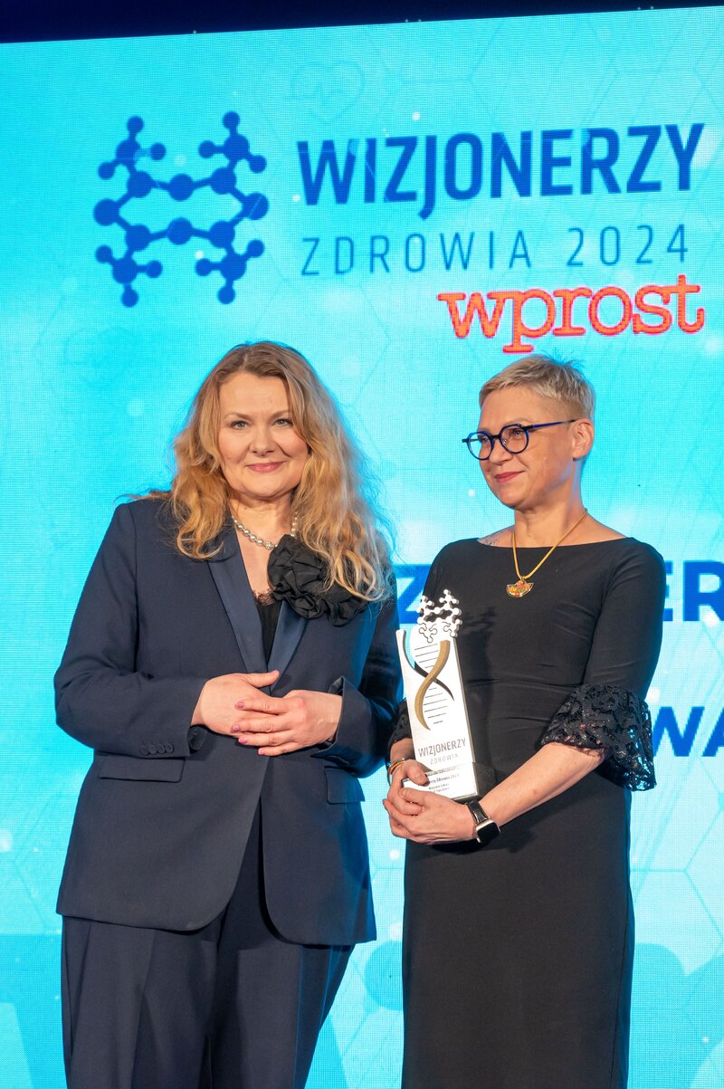 Prof. Ewa Barcz ze statuetką Wizjoner Lekarz