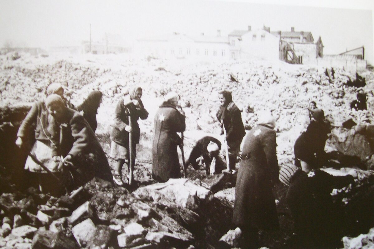 Żydówki zmuszone do prac rozbiórkowych w centrum Wielunia 
