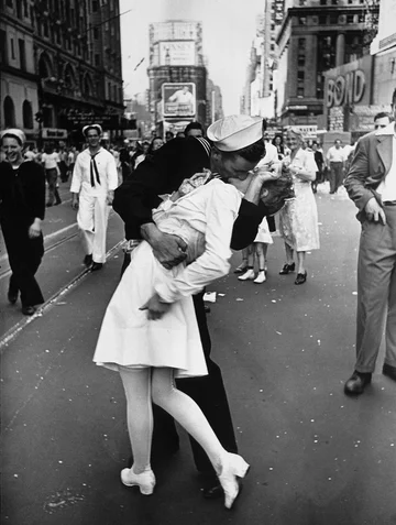 Marynarz całuje pielęgniarkę na Times Square w Nowym Jorku.Fotografia, która stała się jednym z symboli zakończenia II wojny światowej 